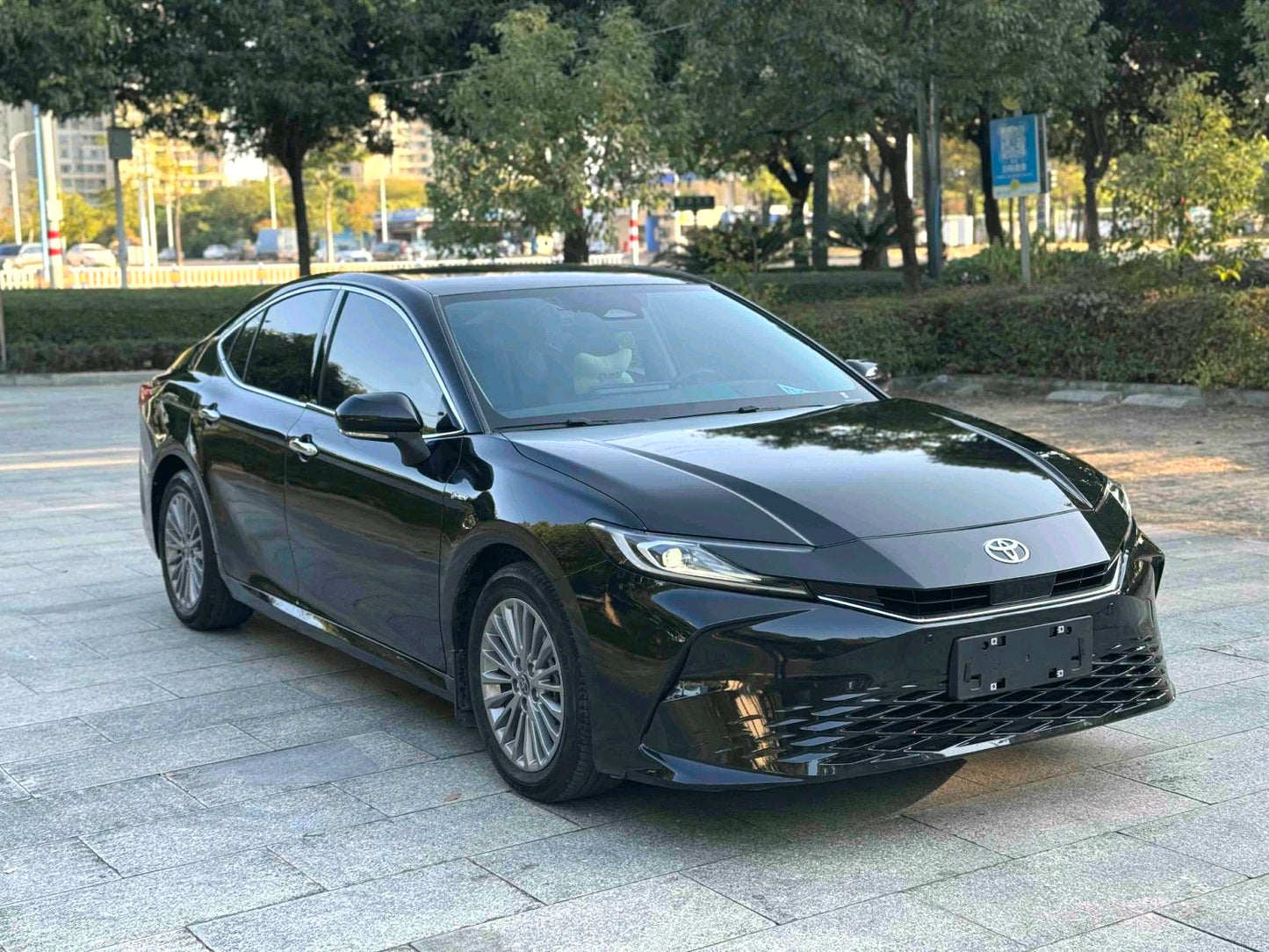 丰田 2024款 凯美瑞 双擎 2.0HG 无级 尊贵版 自动挡