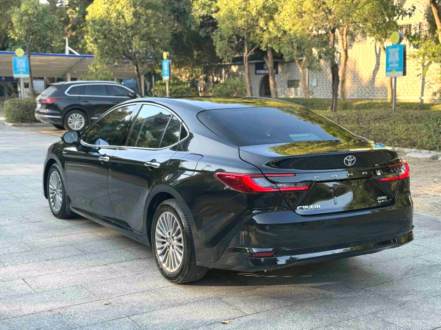 丰田 2024款 凯美瑞 双擎 2.0HG 无级 尊贵版 自动挡