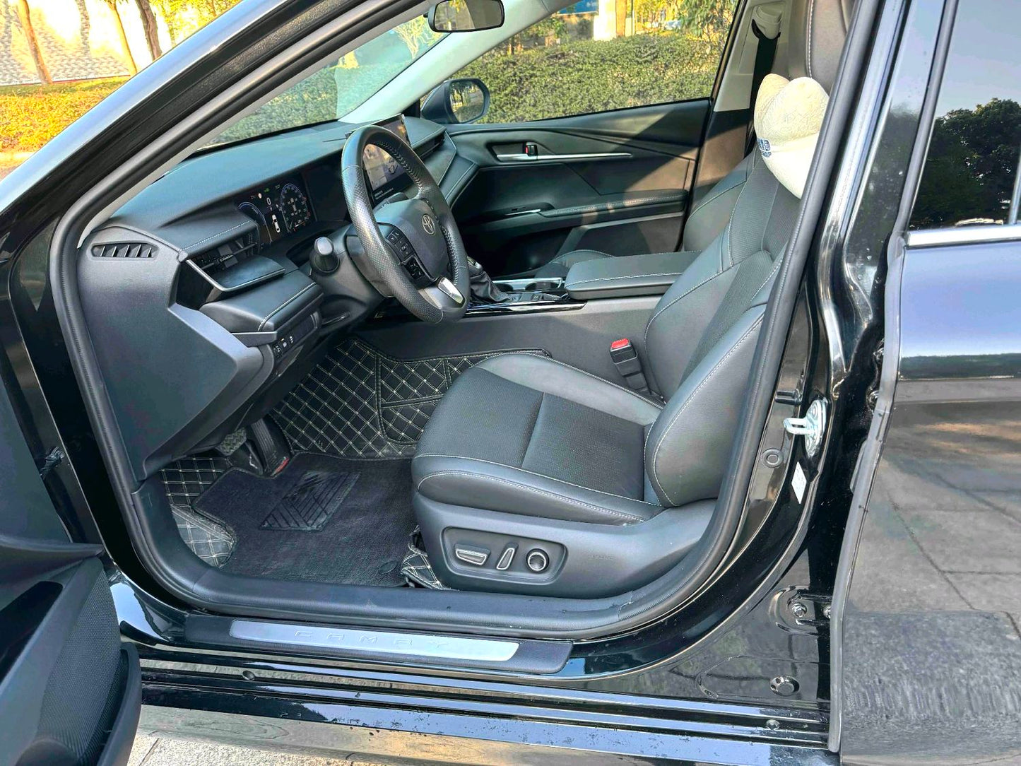 丰田 2024款 凯美瑞 双擎 2.0HG 无级 尊贵版 自动挡