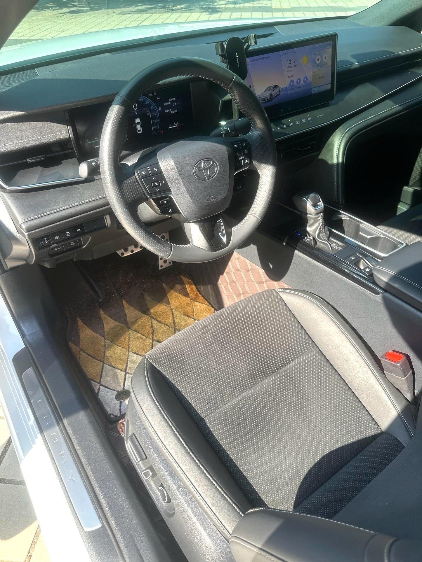 丰田 2024款 凯美瑞 双擎 2.5HXS 无级 运动Plus版 自动挡